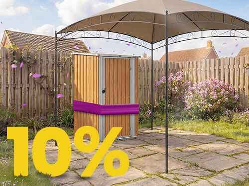 Holz-Gartenschuppen unter Pavillon auf sonniger Terrasse, umgeben von Blumen und Zaun, mit Banner zur Fr&uuml;hlingsaktion 10 %.