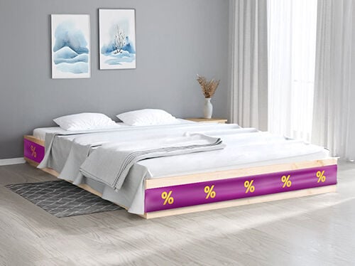 Doppelbett mit lila Band mit Rabattsymbolen in einem stilvoll eingerichteten Schlafzimmer. Klick drauf, um die Produkte im Angebot zu sehen.