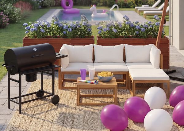 Banner f&uuml;r Talking Furniture Episode 1 mit einem modularen Lounge-Set aus Akazienholz mit cremefarbenen Kissen, einem Pflanzk&uuml;bel aus Cortenstahl mit hohem Ziergras, einem Outdoor-Teppich, einem Gasgrill und einem zusammengeklappten dunkelgrauen Sonnenschirm.