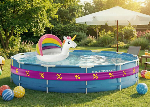 Schwimmbecken mit Einhorn-Babybecken oben drauf, umwickelt mit lila-gelben Rabattb&auml;ndern, aufblasbare Spielzeuge, Liegest&uuml;hle und Sonnenschirm im Garten.
