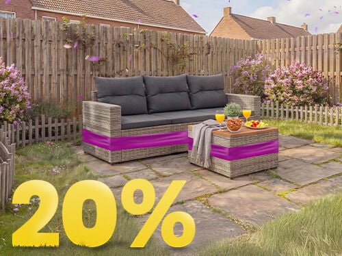 Rattan-Gartenlounge in L-Form mit beigen Polstern und Holztisch auf sonniger Terrasse, umgeben von Blumen und Holzzaun, mit Banner zur Fr&uuml;hlingsaktion 20 %.