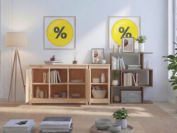 Helles Wohnzimmer im skandinavischen Stil mit Sideboards, offenen Aufbewahrungsregalen, B&uuml;chern, Vasen, Pflanzen und Couchtisch, mit gro&szlig;em Fensterlicht und Wandbildern mit Prozent-Rabatten f&uuml;r M&ouml;bel und Stauraum