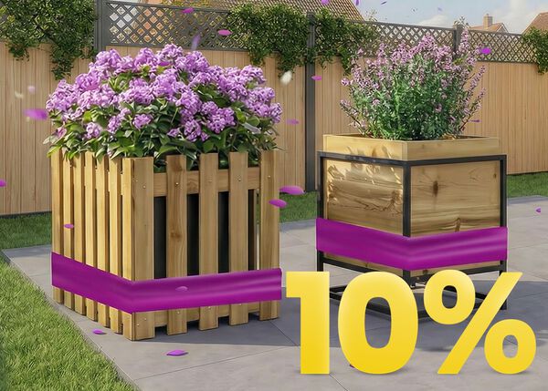 10 % Rabatt auf Gartenartikel; zwei Pflanzk&uuml;bel aus Holz mit lila Blumen in einem Garten.