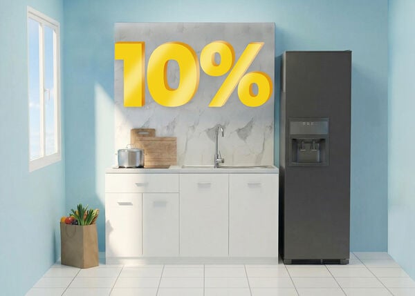 Banner-Bild mit einem &bdquo;10 %&ldquo;-Rabatt in gro&szlig;en gelben 3D-Zahlen &uuml;ber einer modernen K&uuml;che mit wei&szlig;en Schr&auml;nken, einer Marmorr&uuml;ckwand und einem hohen schwarzen K&uuml;hlschrank vor blauen W&auml;nden. Klicken Sie hier, um die Produkte der Kollektion zu sehen.