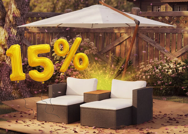 Zwei h&ouml;lzerne Outdoor-St&uuml;hle mit einem kleinen Tisch unter einem Gartenschirm, umgeben von rosa Konfetti und goldenen Ballons mit &bdquo;15 % Rabatt&ldquo;, die einen saisonalen Ausverkauf von Sonnenschirmen und Sonnenschutz hervorheben.