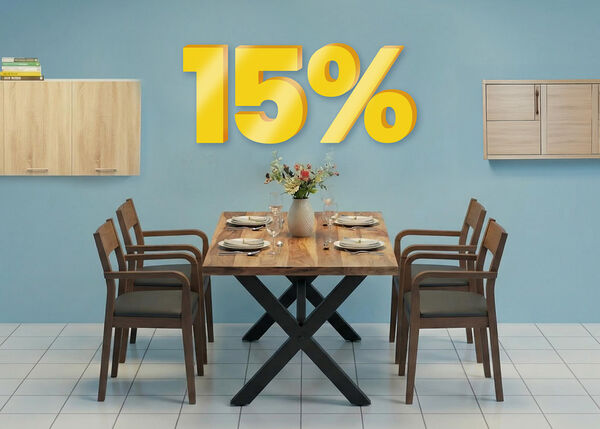 Banner-Bild mit einem &bdquo;15 %&ldquo;-Rabatt in gro&szlig;en gelben 3D-Zahlen &uuml;ber einem modernen Esszimmer mit einem Holztisch, vier St&uuml;hlen und einem Wandschrank. Klicken Sie hier, um die Produkte der Kollektion zu sehen.