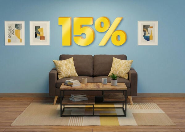 Banner-Bild mit einem &bdquo;15 %&ldquo;-Rabatt in gro&szlig;en gelben 3D-Zahlen &uuml;ber einem modernen Wohnzimmer mit einem braunen Sofa, gelben Kissen, einem h&ouml;lzernen Couchtisch und drei gerahmten Bildern an einer blauen Wand. Klicken Sie hier, um die Produkte der Kollektion zu sehen.