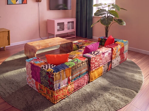 Collage mit drei Sofastilen: ein modernes Wohnzimmer mit dunklen Sofas, ein buntes Patchwork-Modulsofa rund um einen Couchtisch und ein graues, vollst&auml;ndig ausgeklapptes Schlafsofa. Klicke, um die Sofakollektion zu sehen.
