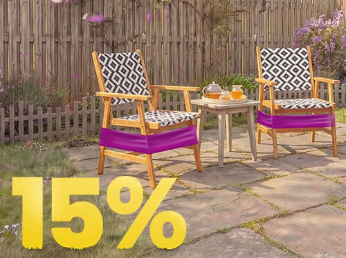 15 % Rabatt auf Gartenm&ouml;bel; zwei Holzst&uuml;hle mit gemusterten Kissen in einer Gartenlandschaft.