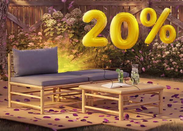 Outdoor-Rattan-Loungesessel mit Kissen und einem kleinen Tisch in einer Gartenszene, dekoriert mit rosa Konfetti und goldenen Ballons mit &bdquo;20 % Rabatt&ldquo;, der saisonale Angebote f&uuml;r Garten-Loungem&ouml;bel hervorhebt.