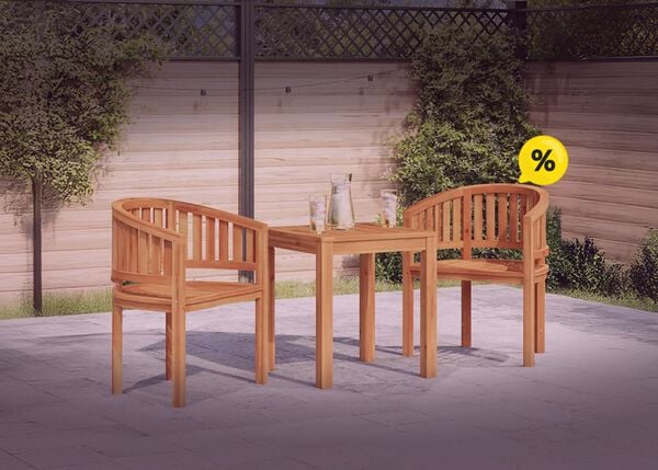 Zwei Holzst&uuml;hle und ein Tisch auf einer Terrasse mit viel Gr&uuml;n und gelben Discount-Symbolen. Klick drauf, um die Produkte im Angebot zu sehen.