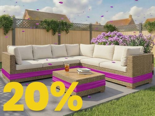 Rattan-Gartenlounge in L-Form mit beigen Polstern und Holztisch auf sonniger Terrasse, umgeben von Blumen und Holzzaun, mit Banner zur Fr&uuml;hlingsaktion 20 %.