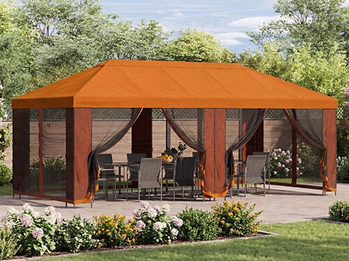 Gro&szlig;er orangefarbener Gartenpavillon mit Netzvorh&auml;ngen, der einen Esstisch und St&uuml;hle auf einer Terrasse &uuml;berdacht, umgeben von Blumen und Gr&uuml;n in hellem Tageslicht.
