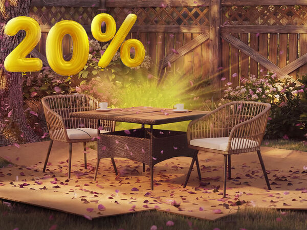 Outdoor-Garten-Essgruppe mit Tisch, vier Rattanst&uuml;hlen und Ampelschirm in einem sonnigen Hinterhof, dekoriert mit rosa Konfetti und einem goldenen Ballon mit &bdquo;20 % Rabatt&ldquo;, der auf einen saisonalen Ausverkauf von Gartenm&ouml;beln hinweist.
