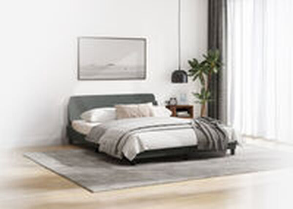 Minimalistisches Schlafzimmer mit einem dunkelgrauen Plattformbett und hellgrauer Bettw&auml;sche, einem gro&szlig;en gerahmten Landschaftsbild &uuml;ber dem Kopfteil, einem Nachttisch aus Holz und einer Topfpflanze. Ein grauer Teppich liegt auf einem hellen Holzboden, im Hintergrund sind transparente wei&szlig;e Vorh&auml;nge zu sehen.