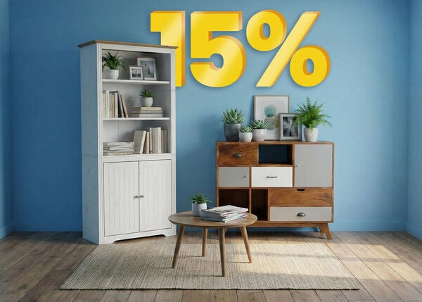 Banner-Bild mit einem &bdquo;15 %&ldquo;-Rabatt in gro&szlig;en gelben 3D-Zahlen &uuml;ber einem modernen Raum mit einem wei&szlig;en hohen Regal, einem Sideboard aus Holz und einem kleinen runden Couchtisch auf einem neutralen Teppich. Klicken Sie hier, um die Produkte der Kollektion zu sehen.