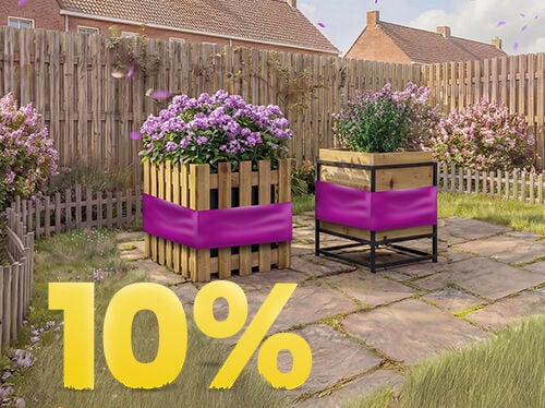 Holz-Pflanzk&auml;sten mit bl&uuml;henden violetten Blumen auf sonniger Terrasse, mit Banner zur Fr&uuml;hlingsaktion 10 %.