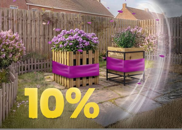 10 % Rabatt auf Gartenartikel; zwei Pflanzk&uuml;bel aus Holz mit lila Blumen in einem Garten.