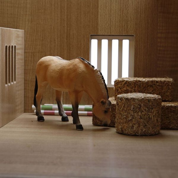 Kids Globe Bauernhof Pferdestall mit 2 Boxen und 1 Werkstatt 1:24 610167