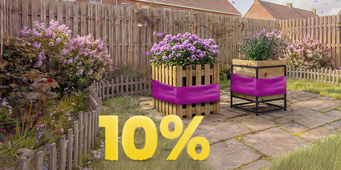 Holz-Pflanzkästen mit blühenden violetten Blumen auf sonniger Terrasse, mit Banner zur Frühlingsaktion 10 %.