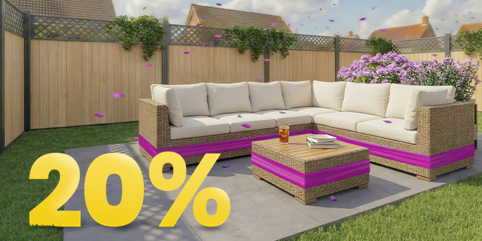 Rattan-Gartenlounge in L-Form mit beigen Polstern und Holztisch auf sonniger Terrasse, umgeben von Blumen und Holzzaun, mit Banner zur Frühlingsaktion 20 %.