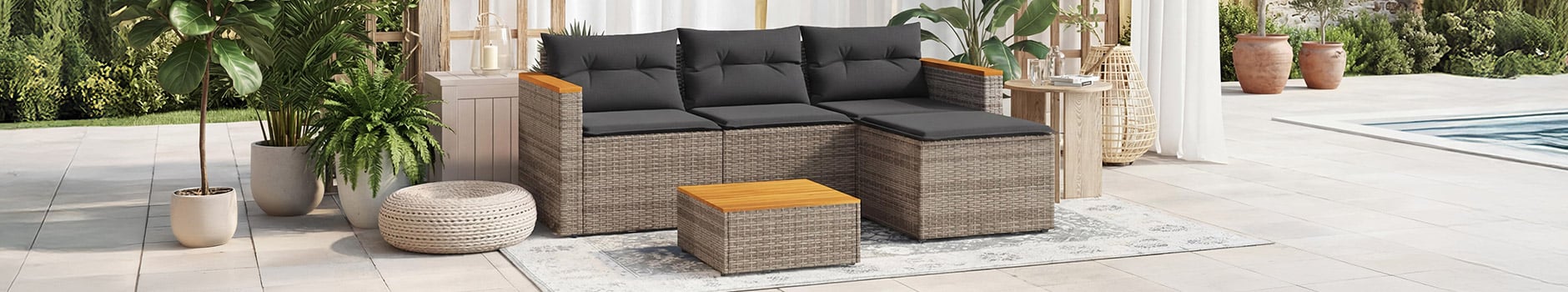 3-teiliges Sofa-Set aus Rattan mit Kissen und Couchtisch für draußen. Klick drauf, um die Kollektion zu shoppen.