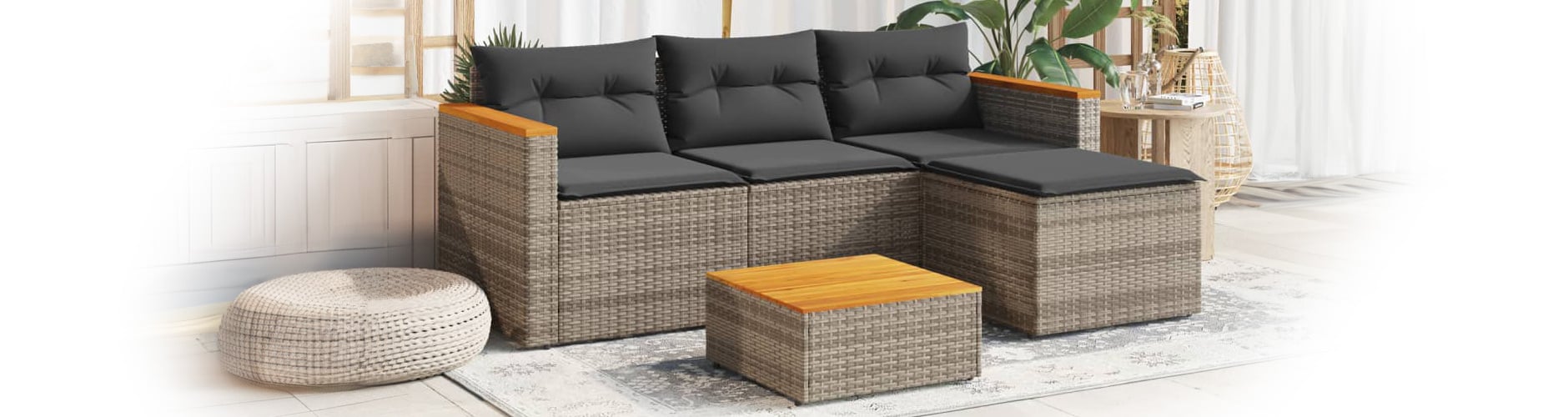 3-teiliges Sofa-Set aus Rattan mit Kissen und Couchtisch für draußen. Klick drauf, um die Kollektion zu shoppen.