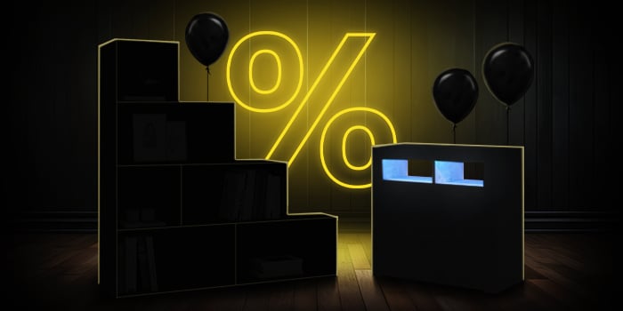  Schwarze modulare Aufbewahrungseinheiten mit schwarzen Ballons vor einem leuchtend gelben Prozentzeichen auf dunklem Holzboden.