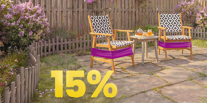 Holz-Gartenstühle auf sonniger Terrasse mit dekorativen Kissen und Blumen, mit Banner zur Frühlingsaktion 15 %.