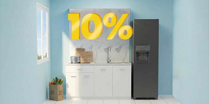 Banner-Bild mit einem „10 %“-Rabatt in großen gelben 3D-Zahlen über einer modernen Küche mit weißen Schränken, einer Marmorrückwand und einem hohen schwarzen Kühlschrank vor blauen Wänden. Klicken Sie hier, um die Produkte der Kollektion zu sehen.