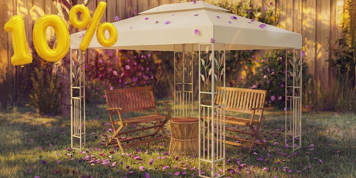 Gartenpavillon mit zwei Rattan-Loungestühlen und einem kleinen Tisch darunter, in einem gemütlichen Hinterhof mit Blumen, rosa Konfetti und goldenen 10%-Rabatt-Ballons, die ein saisonales Angebot für Pavillons und Gartenüberdachungen bewerben.