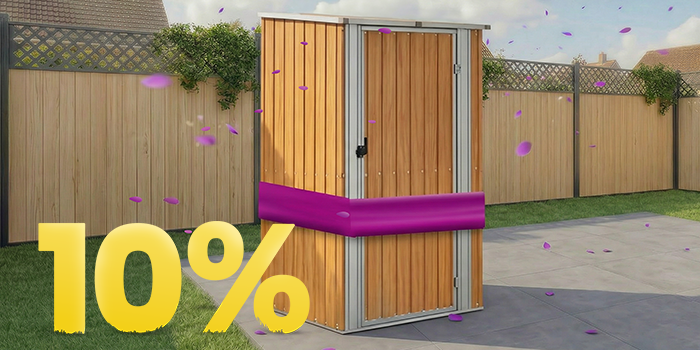 Holz-Gartenschuppen unter Pavillon auf sonniger Terrasse, umgeben von Blumen und Zaun, mit Banner zur Frühlingsaktion 10 %.