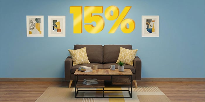 Banner-Bild mit einem „15 %“-Rabatt in großen gelben 3D-Zahlen über einem modernen Wohnzimmer mit einem braunen Sofa, gelben Kissen, einem hölzernen Couchtisch und drei gerahmten Bildern an einer blauen Wand. Klicken Sie hier, um die Produkte der Kollektion zu sehen.