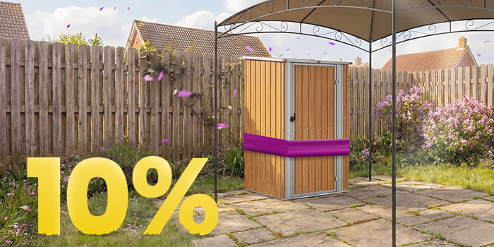 Holz-Gartenschuppen unter Pavillon auf sonniger Terrasse, umgeben von Blumen und Zaun, mit Banner zur Frühlingsaktion 10 %.
