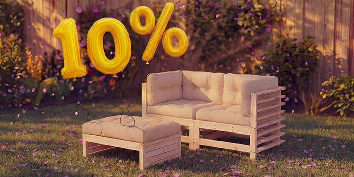 Holz-Gartenbank mit einem kleinen Outdoor-Tisch in einer Hinterhof-Umgebung, umgeben von rosa Konfetti und goldenen 10%-Rabatt-Ballons, die einen saisonalen Sale für Outdoor-Sitzmöbel hervorheben.